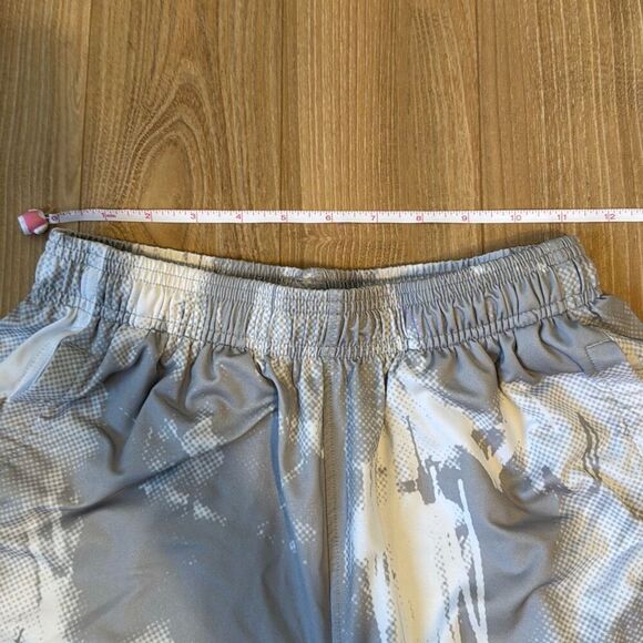 Under armour boys gray and white swim trunks size small - Picture 4 of 8